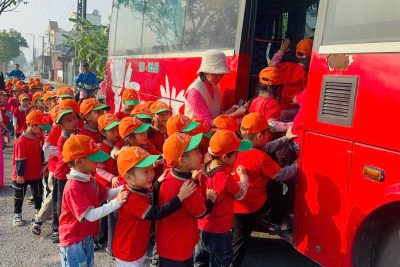Hoạt động thăm viếng, dâng hương hoa tại nghĩa trang liệt sỹ của cô trò trường mầm non Hải Châu