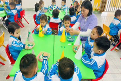 Các bé lớp Nhà trẻ A – mầm non Hải Chính làm cây thông Noel vui đón Giáng sinh 2025