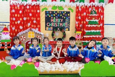 CÁC BÉ LỚP 5 TUỔI A1 CÙNG CÔ TRANG TRÍ LỚP ĐÓN GIÁNG SINH”