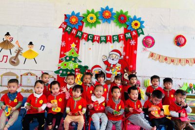 HỌAT ĐỘNG TRẢI NGHIỆM LÀM BÍT TẤT GIÁNG SINH – LỚP 2 TUỔI D