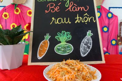 Hoạt động trải nghiệm “Bé tập làm rau củ trộn” của lớp 4 tuổi A2