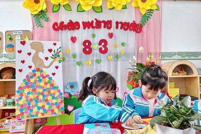 Các bé lớp 3 A2 với hoạt động “Thiệp xinh tặng mẹ yêu” nhân ngày 8/3